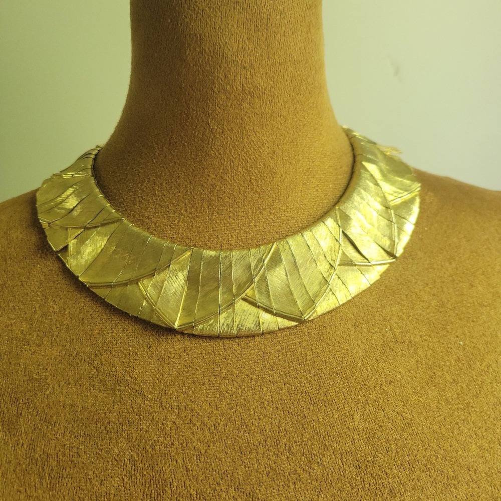 Vintage Gold Tone Ribbed Runway Collar Statement Necklace 16 Inch Old Money